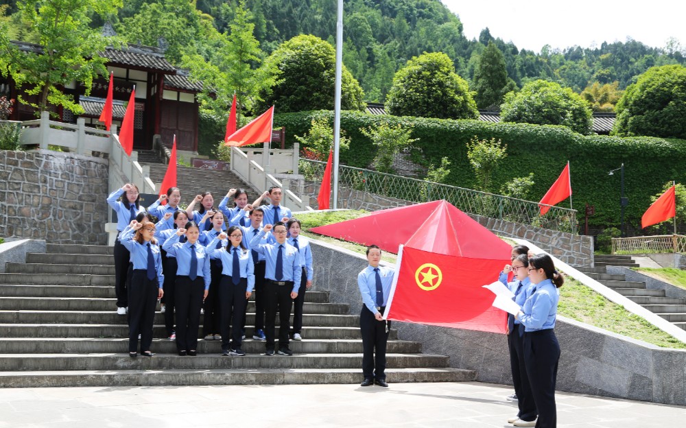 五四前夕，青年干警参观“木门”军事会议纪念馆，并在馆前重温入团誓词_meitu_1.jpg