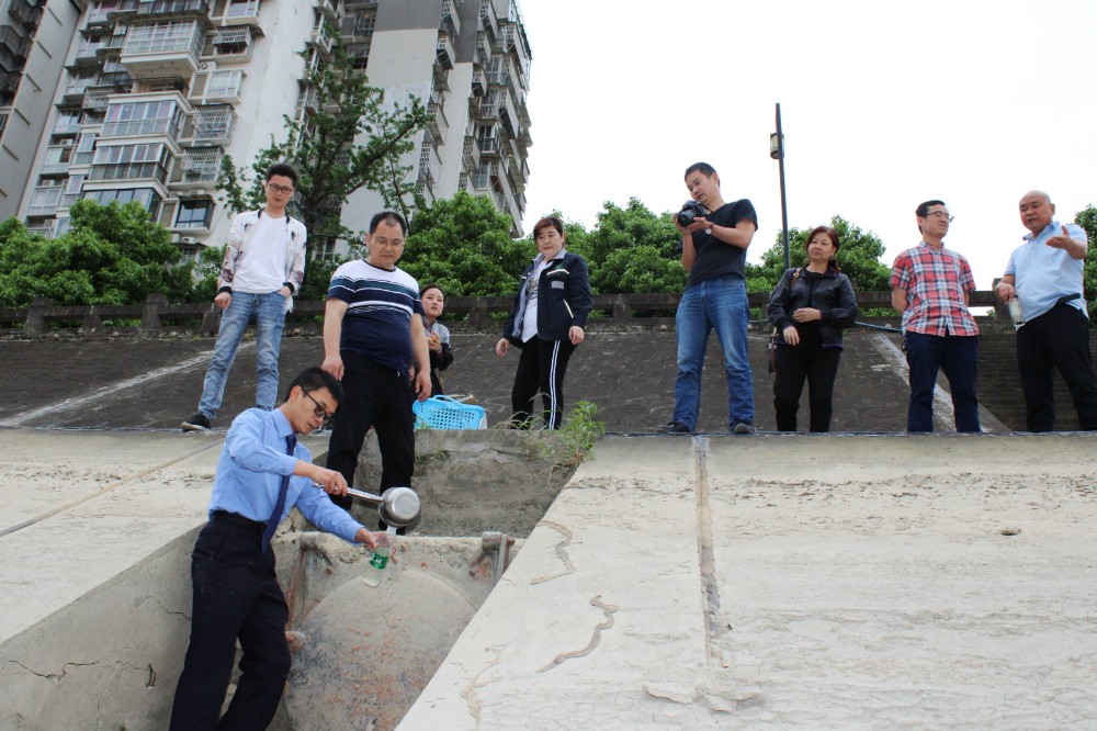 邀请代表委员参与公益诉讼检察建议落实情况“回头看”。图为检察干警对清江河流域水质进行取样 (2)_meitu_3.jpg