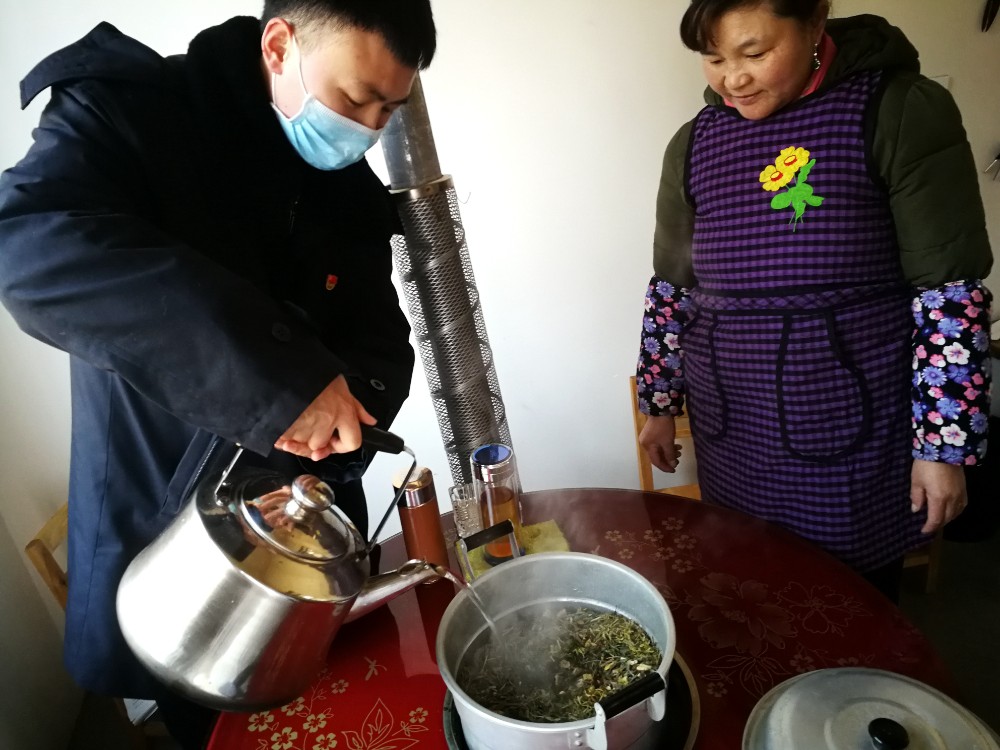 为群众熬制中药.jpg